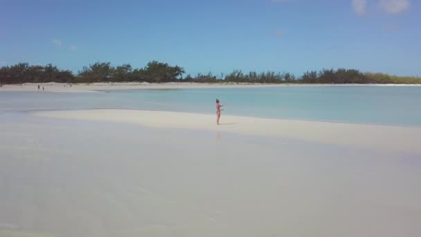 Kvinna promenader på en sandbank på bahamas. — Stockvideo