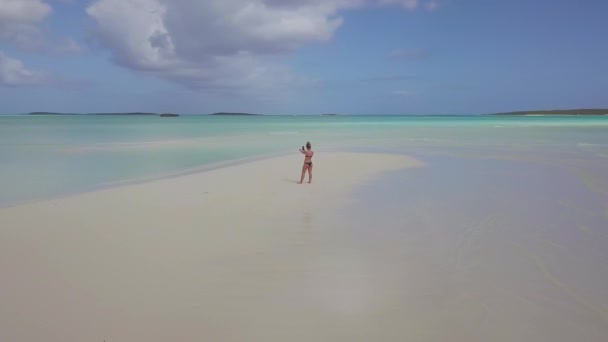 Mulher andando em um banco de areia nas bahamas . — Vídeo de Stock