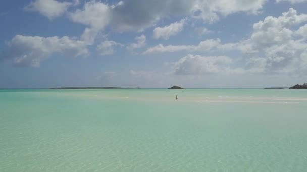 Frau läuft auf einer Sandbank auf den Bahamas. — Stockvideo