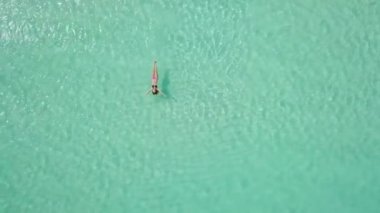Exuma 'nın sularında yüzen kadın. Yaz hissi