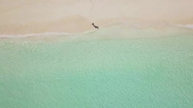 Okyanusa atlayan bir kadın. exuma bahamas