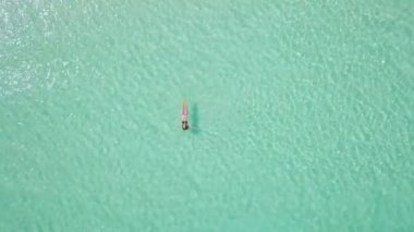 Exuma 'nın sularında yüzen kadın. Yaz hissi