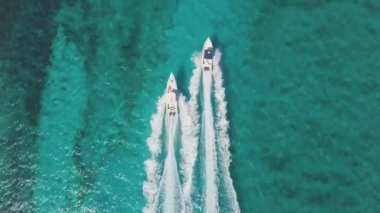Bahamalar'da 2 teknenin drone kuş görünümü. yaz vaction