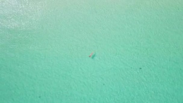한 여성 이 엑소시즘의 물 속에서 떠다니고 있습니다. 여름의 느낌 — 비디오