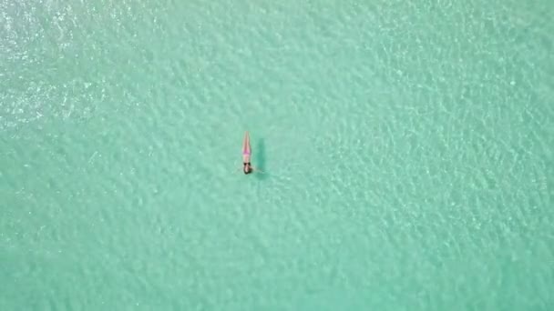 Frau, die im Wasser des Exuma schwimmt. Sommerfeeling — Stockvideo