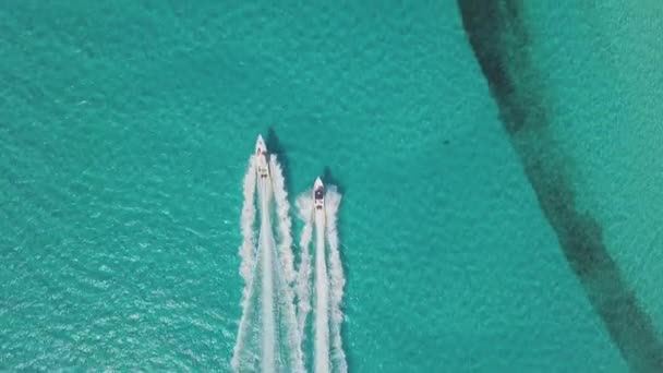 Vue d'oiseau de drone de 2 bateaux dans les bahamas. vaction estivale — Video