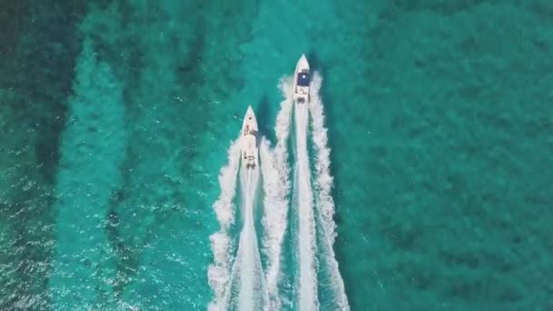 Drone fågel utsikt över 2 båtar i Bahamas. sommar vaction — Stockvideo