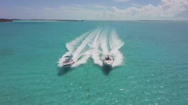 Bahamalar'da 2 teknenin drone kuş görünümü. yaz vaction