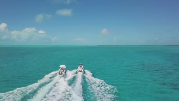 Vue d'oiseau de drone de 2 bateaux dans les bahamas. vaction estivale — Video