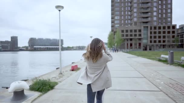 Feliz joven mujer caminando y girando alrededor. lentitud — Vídeo de stock