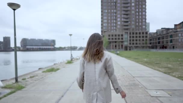 행복한 젊은 여성이 걷고 돌아 다니고 있습니다. 슬로우 모션 — 비디오