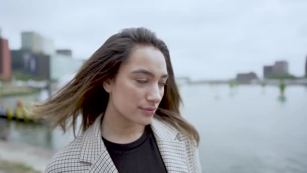 Primer plano de una mujer joven. seria y tranquila. lentitud — Vídeos de Stock