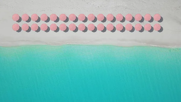 Bovenaanzicht van de luchtfoto op het strand met veel parasol. — Stockfoto