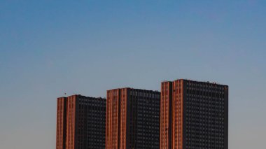    Gün batımında çok katlı binalar. Moskova.