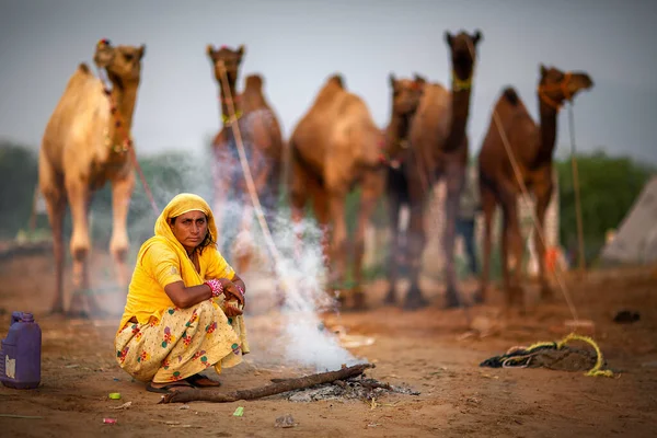 Puşkar, Rajasthan / Hindistan - Kasım 2019: Pushkar kentinde düzenlenen yıllık çoklu hayvan fuarı ve kültür festivalinde sabah çayı hazırlayan bir kadın.