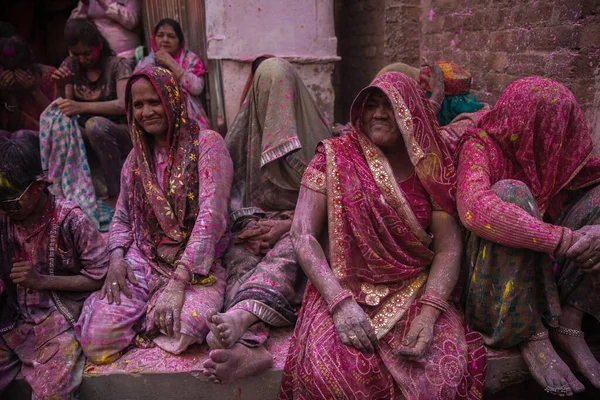 Barsana, Uttarpradesh / Hindistan - Mart 2020 - Hindistan 'ın Barsana kentindeki Radharani tapınağında geleneksel Holi kutlamaları. Hindistan 'ın en ünlü renk festivali.