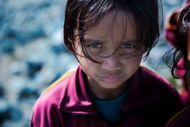 Almora, Uttarakhand / Hindistan - 04 Aralık 2019: Uttarakhand, Hindistan 'da bulunan Haidakhan Ashram yakınlarında okula giden bir kız çocuğu