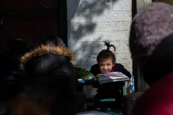 Almora, Uttarakhand / Hindistan - 04 Aralık 2019: Okulda okuyan bir kız çocuğu