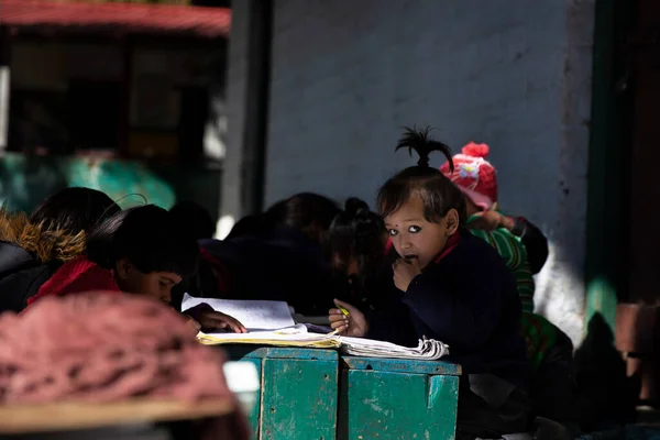 Almora, Uttarakhand / Hindistan - 04 Aralık 2019: Okulda okuyan bir kız çocuğu
