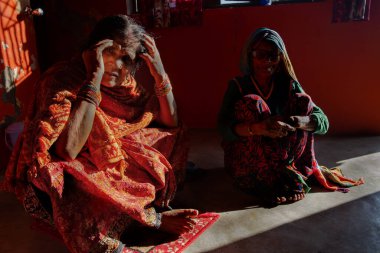 Uttrakhand, Hindistan - 05 Kasım 2019: Bir anne ve kızı uzun zaman sonra sohbet ediyorlar.