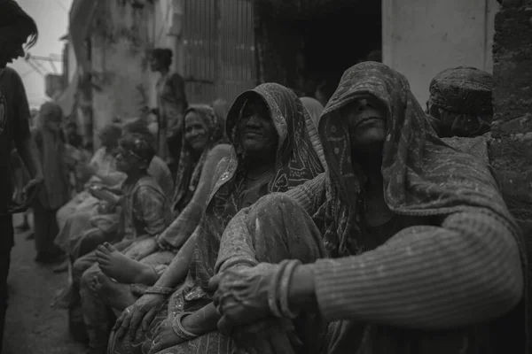 Barsana, Uttarpradesh / Hindistan - Mart 2020 - Hindistan 'ın Barsana kentindeki Radharani tapınağında geleneksel Holi kutlamaları. Hindistan 'ın en ünlü renk festivali.
