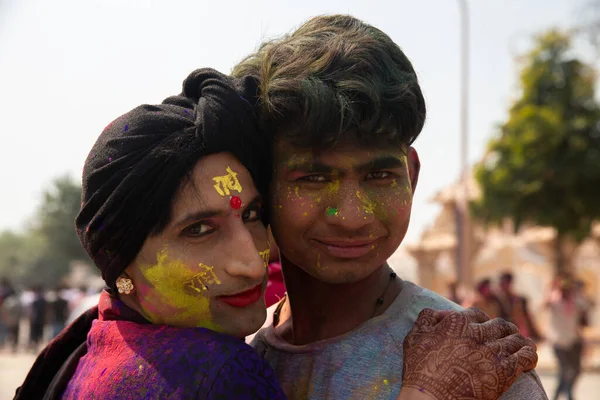Barsana, Uttarpradesh / Hindistan - Mart 2020 - Hindistan 'ın Barsana kentindeki Radharani tapınağında geleneksel Holi kutlamaları. Hindistan 'ın en ünlü renk festivali.