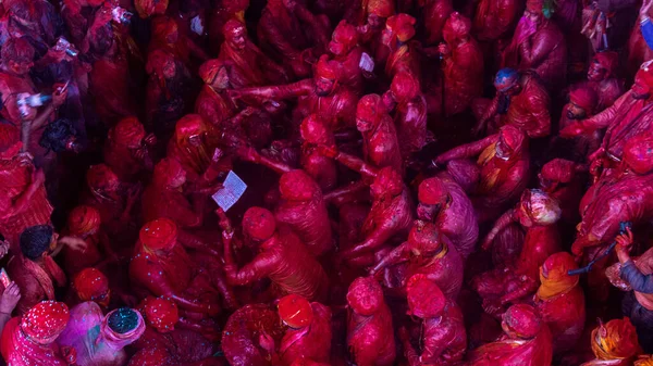 Barsana, Uttarpradesh / Hindistan - Mart 2020 - Hindistan 'ın Barsana kentindeki Radharani tapınağında geleneksel Holi kutlamaları. Hindistan 'ın en ünlü renk festivali.