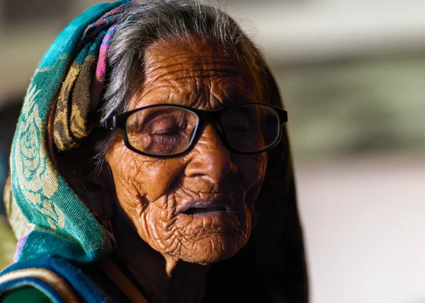Uttrakhand インド 11月 2019 彼女の人生の物語を語る古い美しい女性 — ストック写真