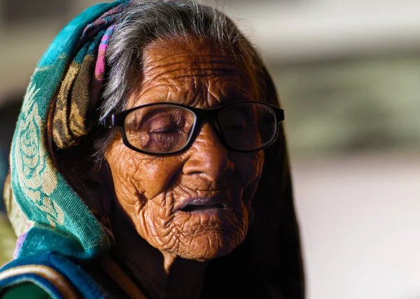 Uttrakhand, Hindistan - 05 Kasım 2019: Hayatının hikayesini anlatan yaşlı ve güzel bir kadın.