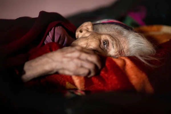 Uttrakhand, Hindistan - 05 Kasım 2019: 98 yaşında, yatağında dinlenen güzel bir kadın