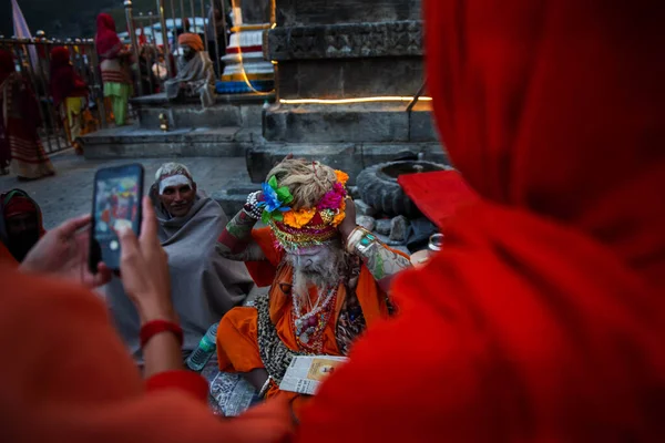 Кедарнатх Уттаракханд Індія Віддані Які Відвідують Храм Кедарнатх Індуїстський Храм — стокове фото