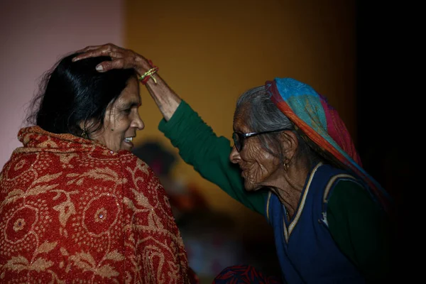 Uttrakhand, Hindistan - 05 Kasım 2019: Anne kızını ömür boyu kutsadı.