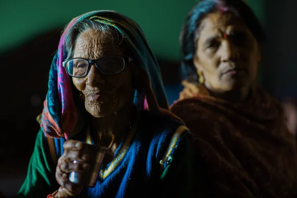 Uttrakhand, Hindistan - 05 Kasım 2019: Anne ve kızı görüşlerinde anlaşmazlıklarını dile getiriyorlar.
