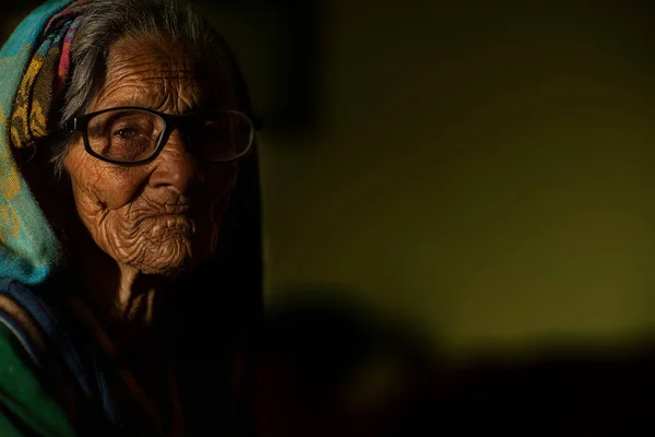 Uttrakhand, Hindistan - 05 Kasım 2019: Yaşlı bir kadının yoğun bakışı.
