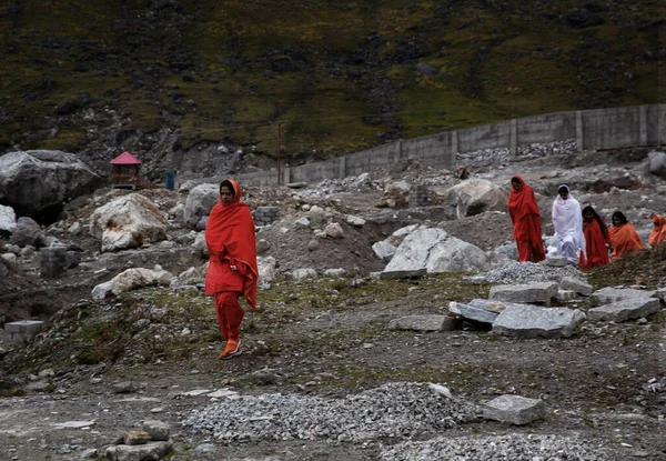 Kedarnath Uttarakhand Hindistan - Kedarnath tapınağını ziyaret eden dindarlar Lord Shiva 'ya adanmış bir Hindu tapınağı. Mandakini nehri yakınlarındaki Garhwal Himalaya Dağları 'nda yer alan Kedarnath, Hindistan' ın Uttarakhand eyaletinde yer almaktadır..