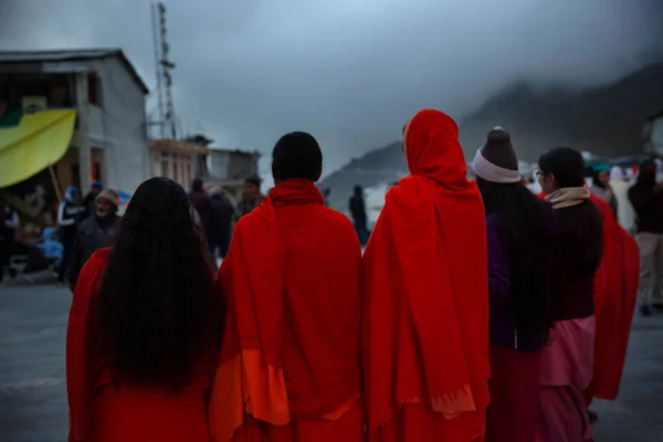 Kedarnath Uttarakhand Hindistan - Kedarnath tapınağını ziyaret eden dindarlar Lord Shiva 'ya adanmış bir Hindu tapınağı. Mandakini nehri yakınlarındaki Garhwal Himalaya Dağları 'nda yer alan Kedarnath, Hindistan' ın Uttarakhand eyaletinde yer almaktadır..