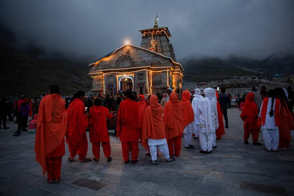 Kedarnath Uttarakhand Hindistan - Kedarnath tapınağını ziyaret eden dindarlar Lord Shiva 'ya adanmış bir Hindu tapınağı. Mandakini nehri yakınlarındaki Garhwal Himalaya Dağları 'nda yer alan Kedarnath, Hindistan' ın Uttarakhand eyaletinde yer almaktadır..