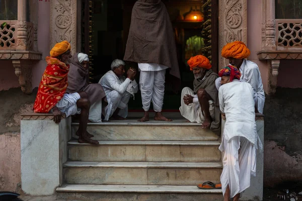 Puşkar, Rajasthan / Hindistan - Kasım 2019: Pushkar köyü, Rajasthan 'daki insan grubuna liderlik eden bir klan lideri.