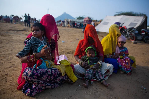 Puşkar, Rajasthan / Hindistan - Kasım 2019: Uzun zaman sonra Pushkar kentinde düzenlenen yıllık çoklu hayvan fuarı ve kültür festivalinde üç eski dost bir araya geldi.
