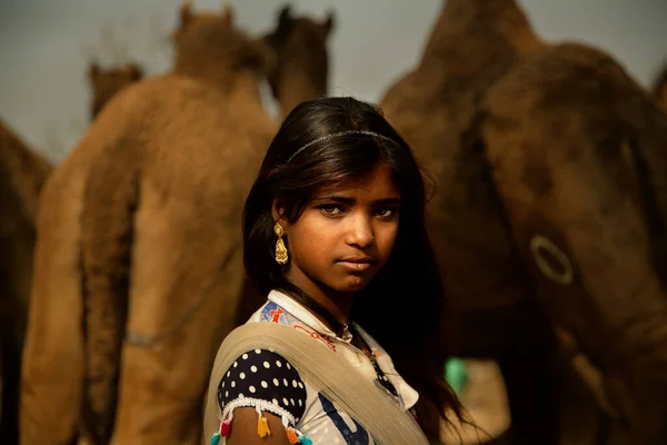 Puşkar, Rajasthan / Hindistan - Kasım 2019: Pushkar kentinde düzenlenen yıllık çoklu hayvan fuarı ve kültür festivalinde genç bir kadının portresi.