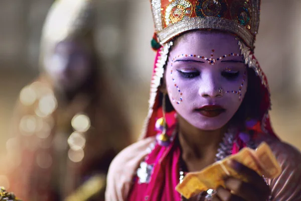 Puşkar, Rajasthan / Hindistan - Kasım 2019: Pushkar kentinde düzenlenen yıllık çoban panayırı ve kültür festivalinde hayatını kazanmak için tanrı kılığına girmiş genç bir çocuk.