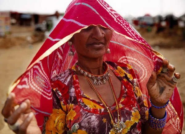 Pushkar, Rajasthan / Hindistan - Kasım 2019: Başını örten bir kadın. Hindistan 'da kadınların yüzlerine peçe taktıkları geleneksel bir kültür..