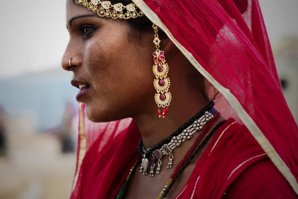 Puşkar, Rajasthan / Hindistan - Kasım 2019: Yıllık çoklu hayvan fuarında bir kadın profili, Pushkar Fuarı.