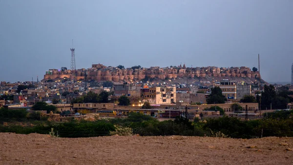 Jaisalmer, Rajasthan, Hindistan - 25 Şubat 2020: Jaisalmer 'de yaşayan bir kale Eski şehrin nüfusunun yaklaşık dörtte biri hala kalenin içinde ikamet etmektedir.