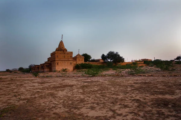 Jaisalmer, Rajasthan, Hindistan - 25 Şubat 2020: Jaisalmer 'de bir Jain tapınağı şehirden 10 km uzaklıkta yer aldı.