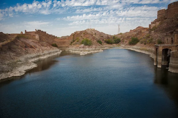 Jodhpur, Rajasthan / Hindistan - 28 Şubat 2020: Jodhpur Rajasthan 'daki sarayın yanında doğal bir göl.