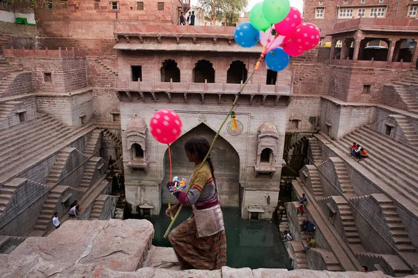 Jodhpur, Rajasthan / Hindistan - 28 Şubat 2020: Stepwell 'de turistlere balon satan bir kız - Toorji ka Jhalra.