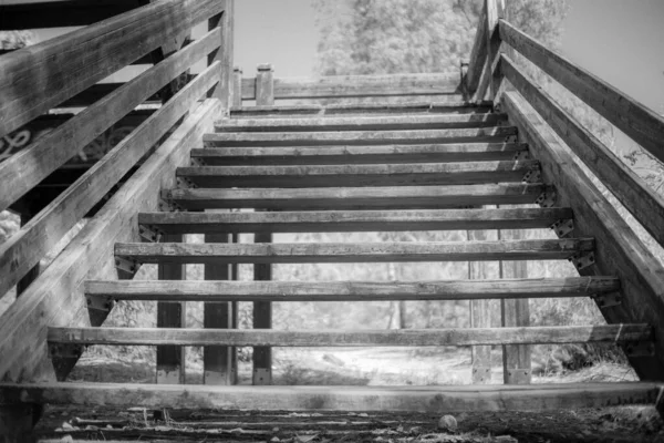 古い木製の階段は 常に木製の美しさを持っている — ストック写真