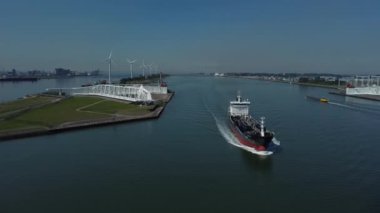 Een tanker passeert de Maeslantkering üzerinde de Nieuwe Waterweg, Nederland.