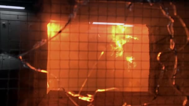 在焚化炉内观察 由于强烈的热量而有些失焦 通过安全玻璃反映背景 — 图库视频影像